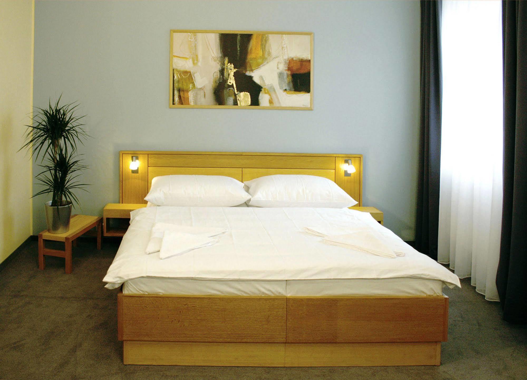 Hotel Trend Plzen Bagian luar foto