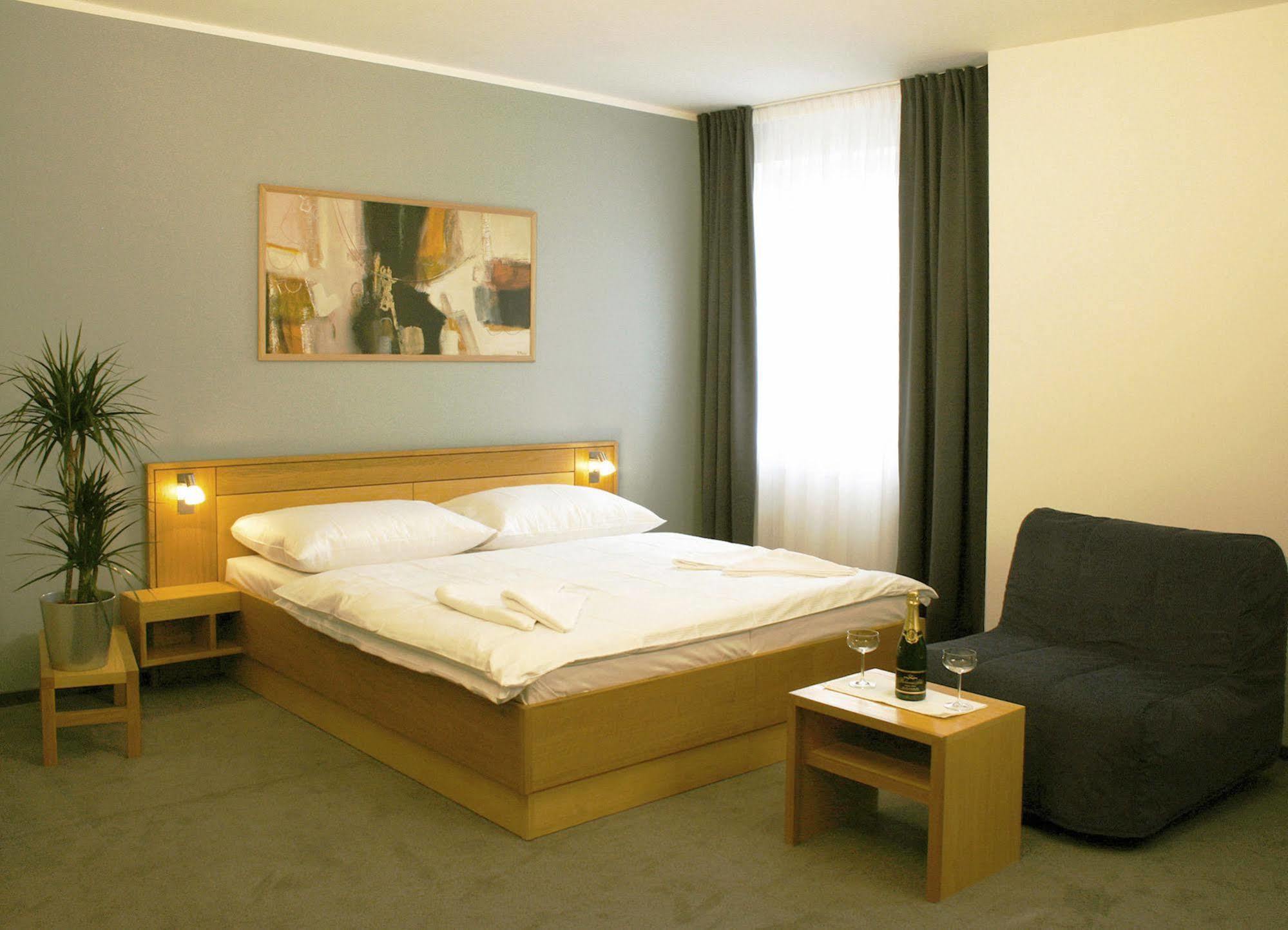 Hotel Trend Plzen Bagian luar foto