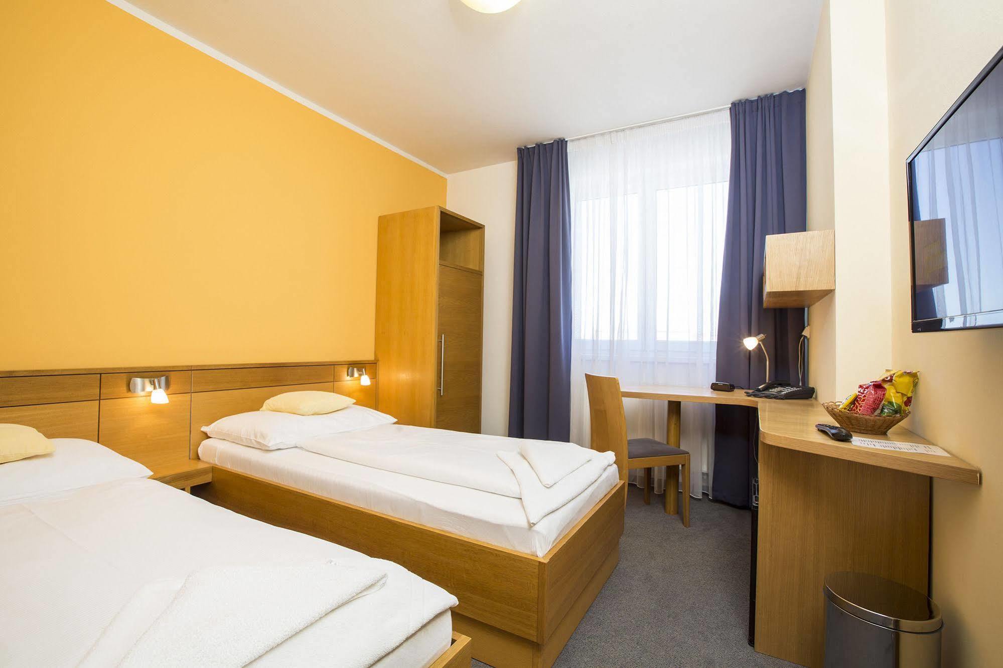 Hotel Trend Plzen Bagian luar foto