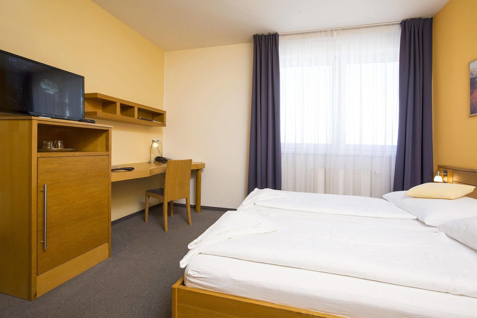Hotel Trend Plzen Bagian luar foto