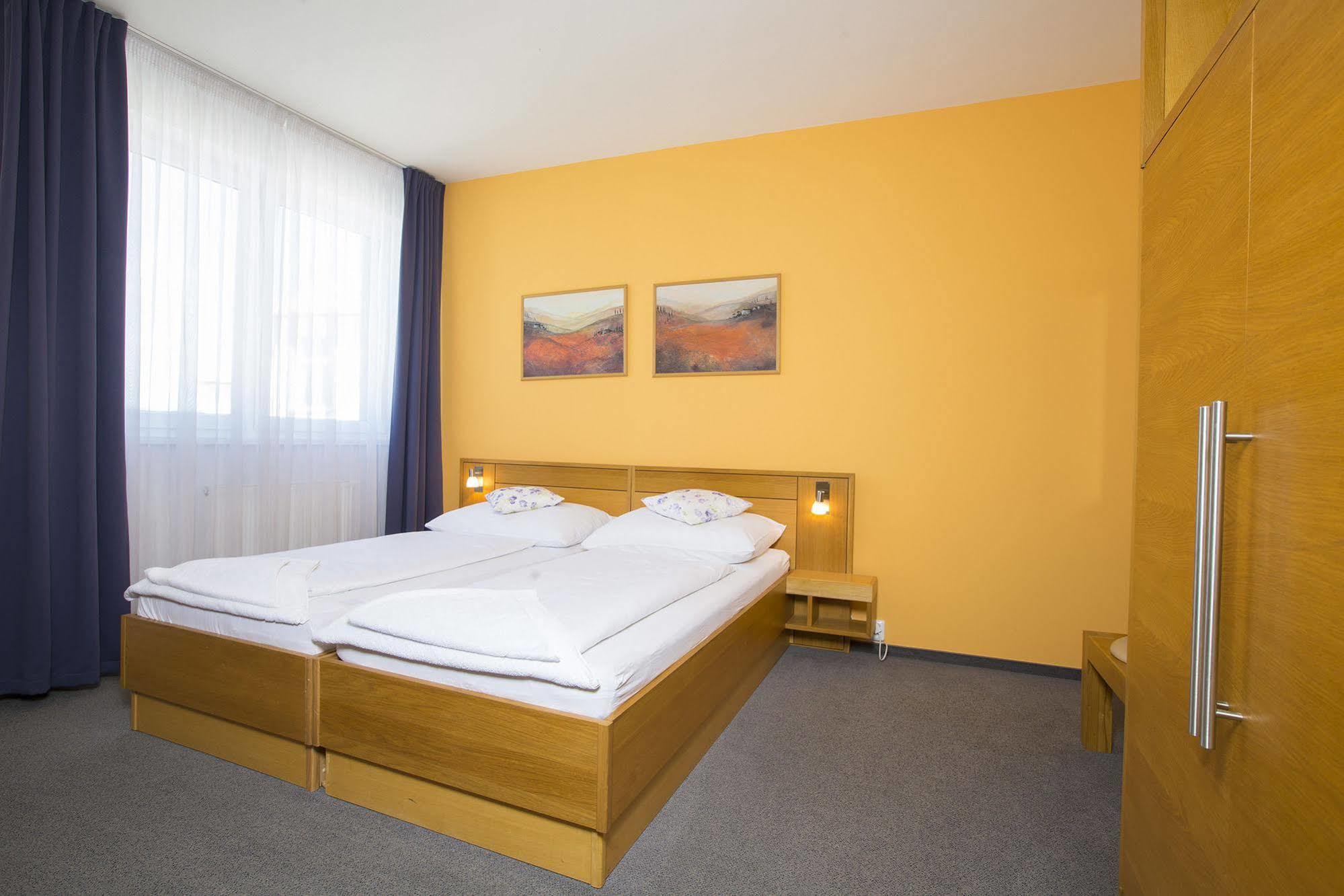 Hotel Trend Plzen Bagian luar foto