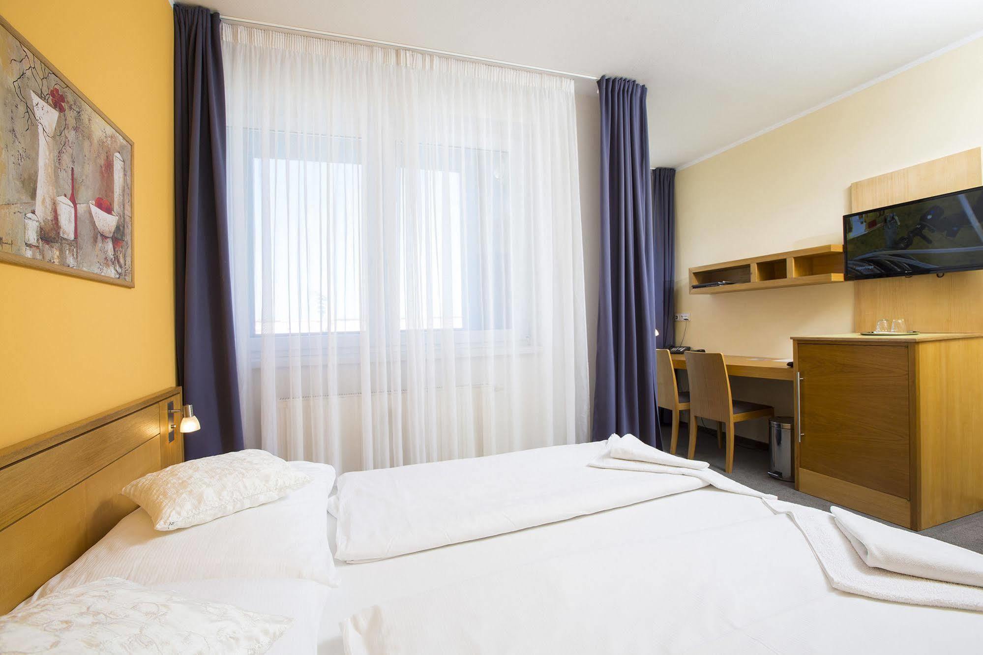 Hotel Trend Plzen Bagian luar foto