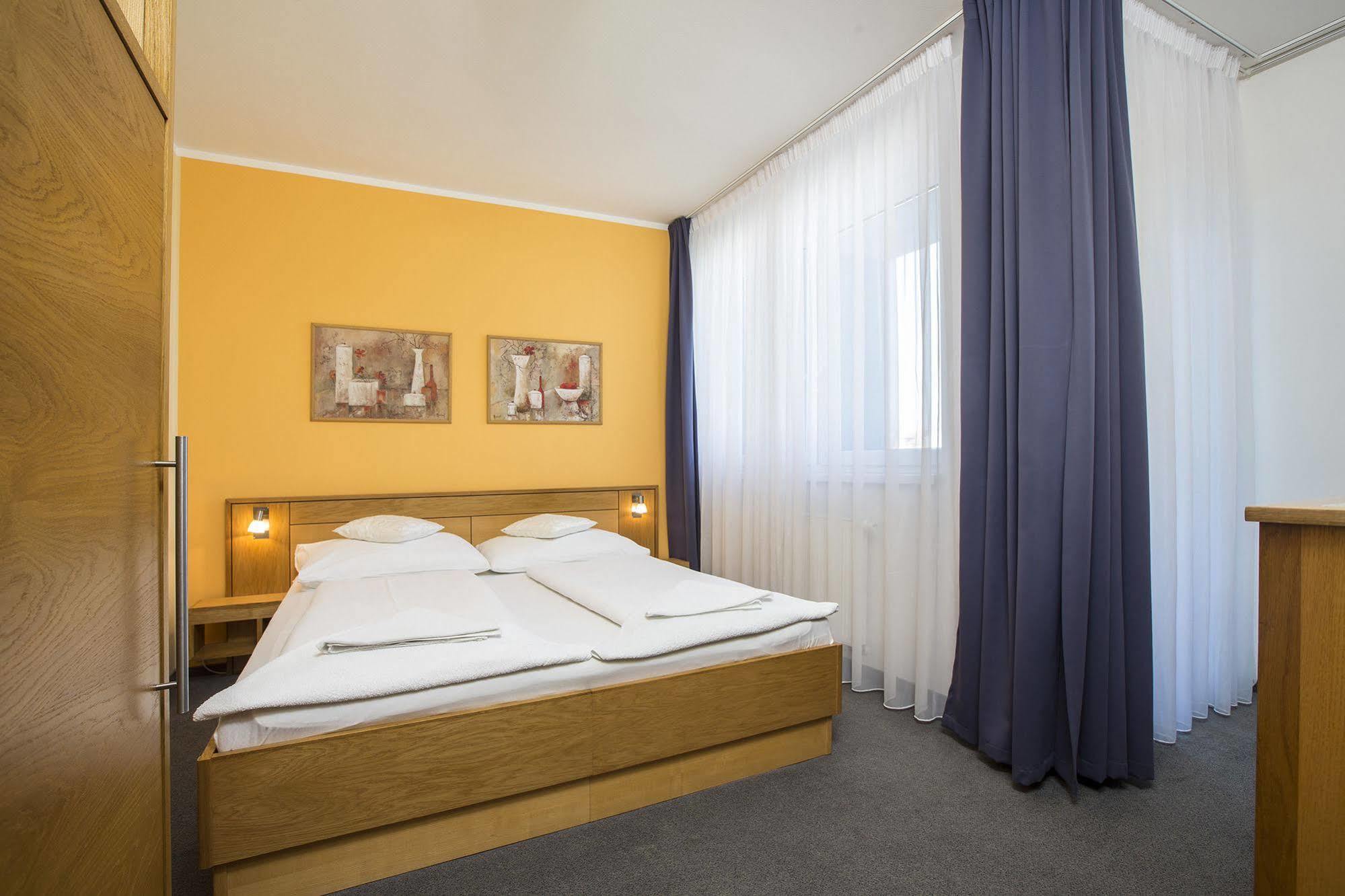 Hotel Trend Plzen Bagian luar foto