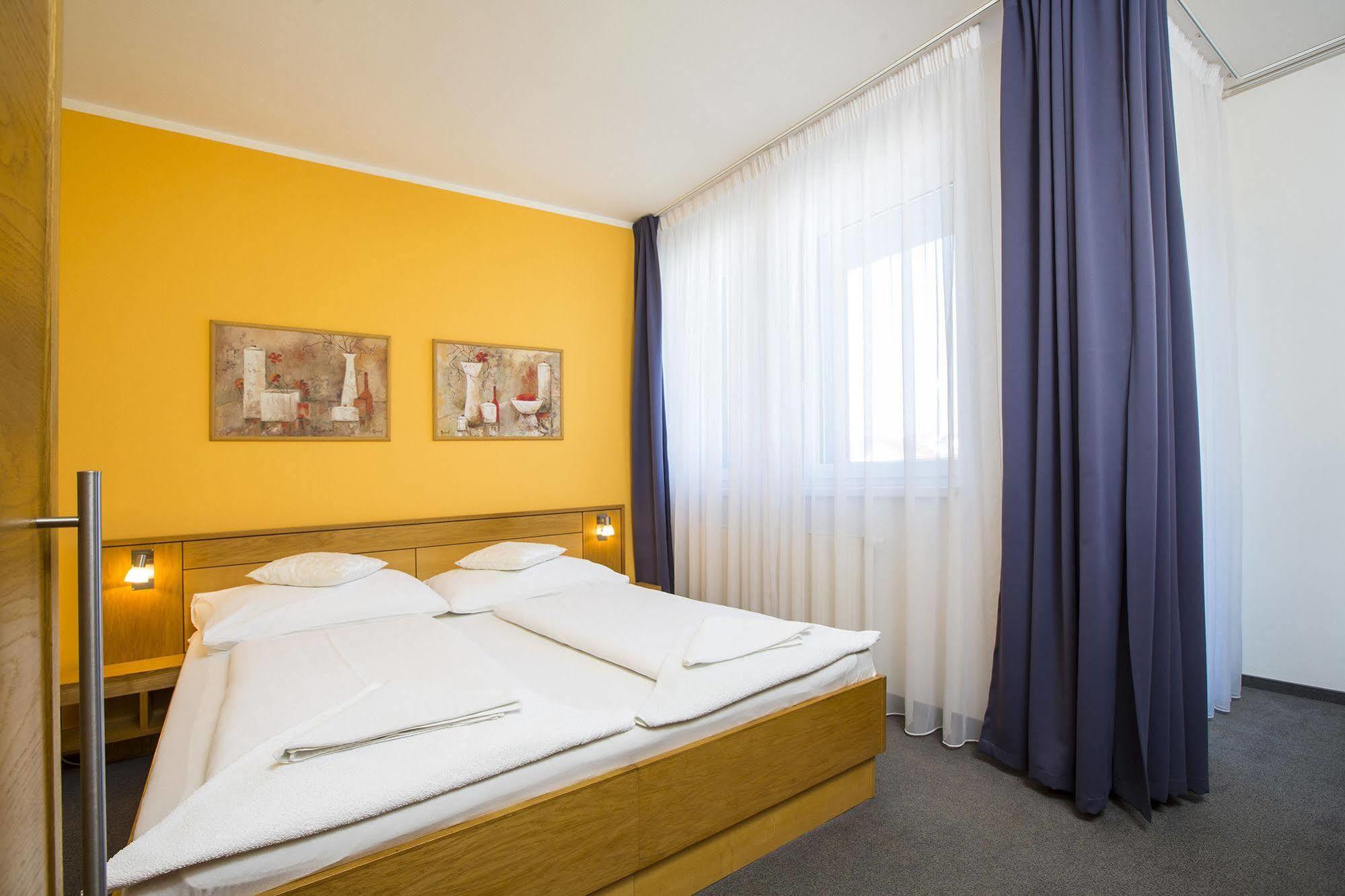 Hotel Trend Plzen Bagian luar foto