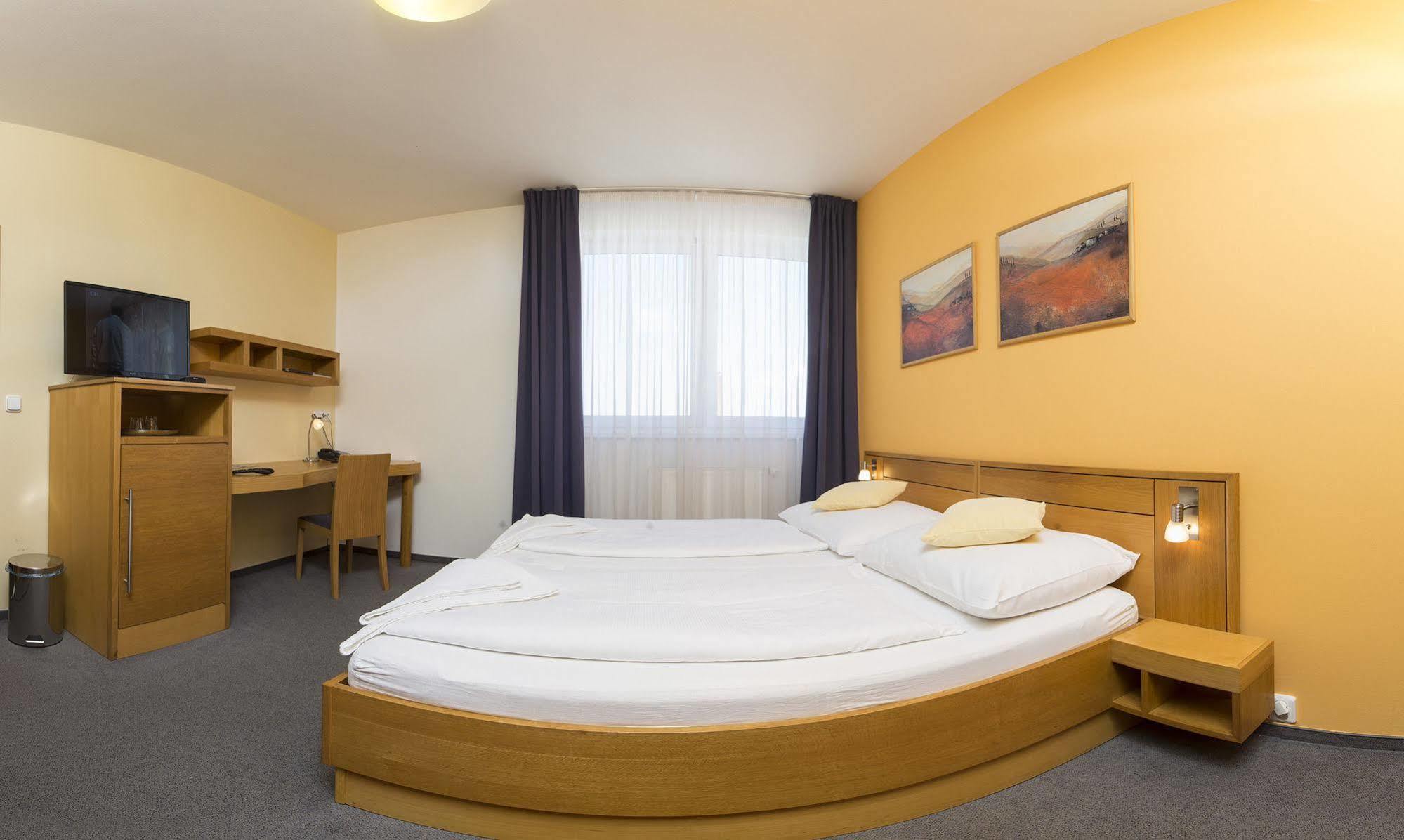 Hotel Trend Plzen Bagian luar foto