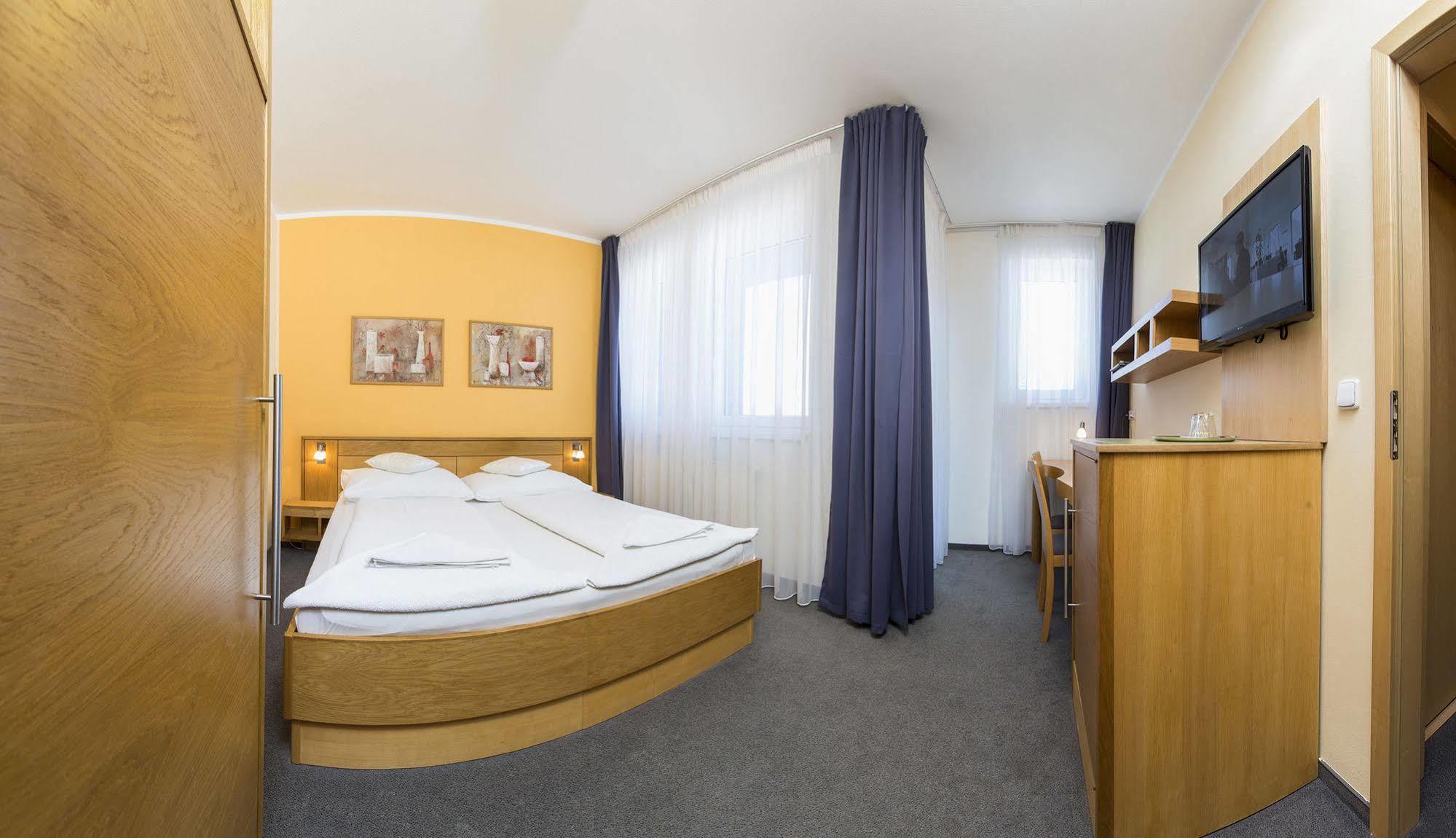 Hotel Trend Plzen Bagian luar foto